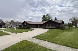 713 Spring St, Waupun, WI 53963 - Photo 2