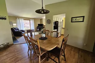 634 Naragansett Ave, Baraboo, WI 53913 - Photo 8
