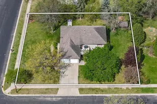 1827 Huntington Park Dr, Reedsburg, WI 53959 - Photo 2
