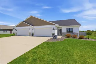 588 Stonewood Ct, Janesville, WI 53536 - Photo 2