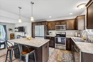 876 Remington Way, Sun Prairie, WI 53590 - Photo 4