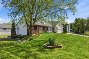 1696 Chadsworth Dr, Sun Prairie, WI 53590 - Photo 2