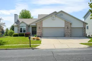 1106 Turnberry Ct, Waunakee, WI 53597 - Photo 2