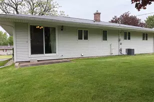 305 Sunset Dr, DeForest, WI 53532 - Photo 2