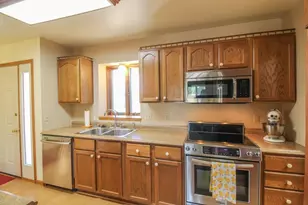 107 Buckingham Ct, Cambridge, WI 53523 - Photo 6