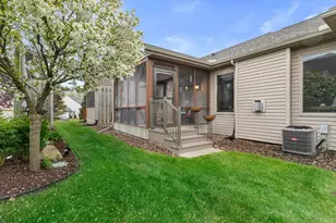 528 Clemens Ct, Portage, WI 53901 - Photo 2
