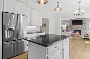 7105 Maple Point Dr, Madison, WI 53719 - Photo 10