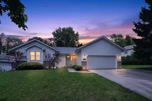 2609 Crest Line Dr, Madison, WI 53704 - Photo 2