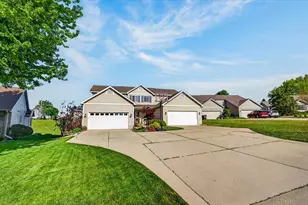 823 Vista Ridge Dr, Mount Horeb, WI 53572 - Photo 2