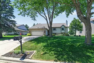 916 Katherine Dr, Sun Prairie, WI 53590 - Photo 2