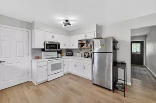 1121 Debra Ln, Madison, WI 53704 - Photo 6