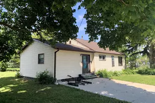 744 Farnham St, Columbus, WI 53925 - Photo 2
