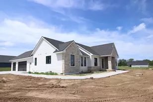 5143 N Brownwood Dr, Janesville, WI 53545 - Photo 2