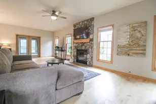 209 Waverly Dr, Cambridge, WI 53523 - Photo 4