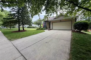 2809 Maple View Dr, Madison, WI 53719 - Photo 2