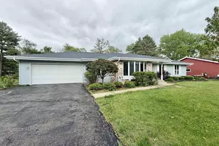 928 Columbia Dr, Janesville, WI 53546 - Photo 2