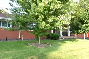100 Grandview Dr, Sun Prairie, WI 53590 - Photo 2