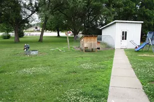 215 S Prairie St, Prairie Du Chien, WI 53821 - Photo 2