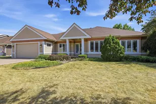 907 Cambridge Dr, Janesville, WI 53548 - Photo 2