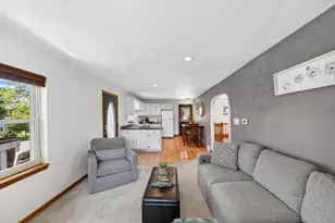 608 W Capitol Dr, Hartland, WI 53029 - Photo 6