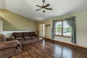 1118 Newport Ln, Holmen, WI 54636 - Photo 4