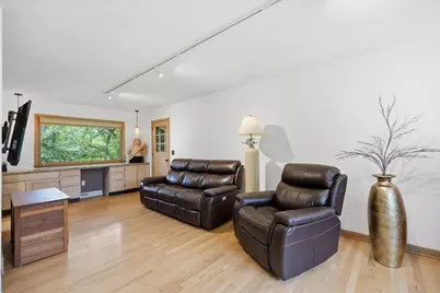 6105 Queens Way, Monona, WI 53716 - Photo 6