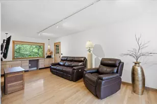 6105 Queens Way, Monona, WI 53716 - Photo 6
