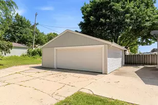 2102 S 99th St, West Allis, WI 53227 - Photo 22