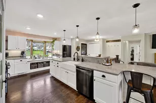 542 Woodview Dr, Sun Prairie, WI 53590 - Photo 1