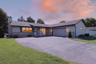 3179 S Davis Dr, Beloit, WI 53511 - Photo 2