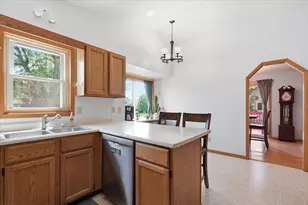 699 Robin Dr, Sun Prairie, WI 53590 - Photo 8
