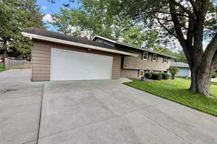744 Sussex Dr, Janesville, WI 53546 - Photo 2