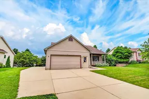 912 Vista Ridge Dr, Mount Horeb, WI 53572 - Photo 4