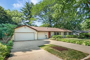 1521 Mayfield Ln, Madison, WI 53704 - Photo 2
