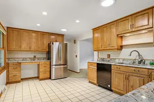 1521 Mayfield Ln, Madison, WI 53704 - Photo 4
