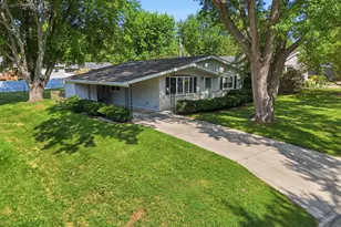 727 Jacquelyn Dr, Baraboo, WI 53913 - Photo 2