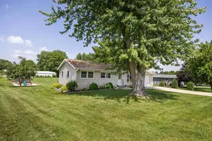 1787 Oakview Dr, Stoughton, WI 53589 - Photo 4