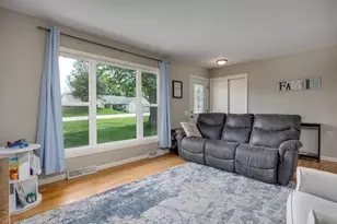 1787 Oakview Dr, Stoughton, WI 53589 - Photo 8