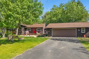 946 Gale Dr, Dell Prairie, WI 53965 - Photo 2
