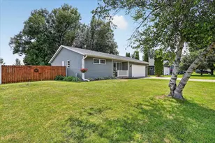 535 Greenview Dr, Janesville, WI 53536 - Photo 2