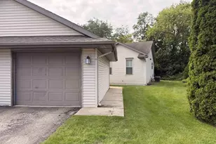 25 Plum Tree Village, Beloit, WI 53511 - Photo 4