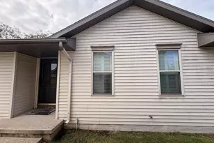 25 Plum Tree Village, Beloit, WI 53511 - Photo 2