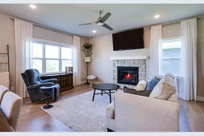 129 N Legacy Way, Sun Prairie, WI 53590 - Photo 4