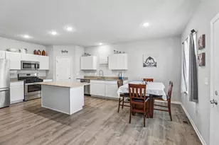 801 Margarets Wy, Belleville, WI 53508 - Photo 8