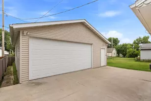 418 Grant St, Beaver Dam, WI 53916 - Photo 2