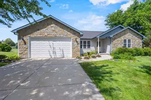 165 Deer Run Dr, Fall River, WI 53932 - Photo 4