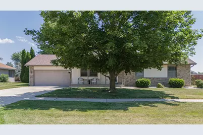 2502 North Wuthering Hills Drive, Janesville, WI 53546 - Photo 4
