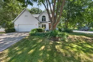 873 Peregrine Cir, Oregon, WI 53575 - Photo 2