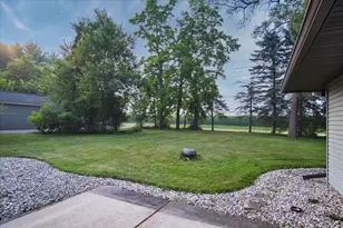 214 Breezy Point Dr, Pardeeville, WI 53954 - Photo 32