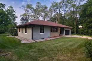 214 Breezy Point Dr, Pardeeville, WI 53954 - Photo 2